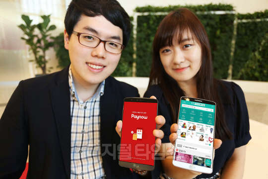 LG유플러스(대표 이상철)는 자체 서비스인 LTE비디오포털, 보이는 쇼핑, 아이모리 등에 '페이나우' 간편결제를 제공한다고 30일 밝혔다. 이용자는 신용·체크카드, 계좌이체를 활용 등 다양한 결제 수단을 활용해 스마트폰 터치 3초만에 이뤄지는 간편결제로 콘텐츠 또는 상품을 간편하게 구매할 수 있다. 회사는 또 IPTV 서비스인 '유플러스TV G'에도 페이나우를 탑재해, 이용자들이 보다 편리하게 간편결제를 이용할 수 있도록 할 예정이다. 회사 모델이 서비스를 소개하고 있다. <LG유플러스 제공>